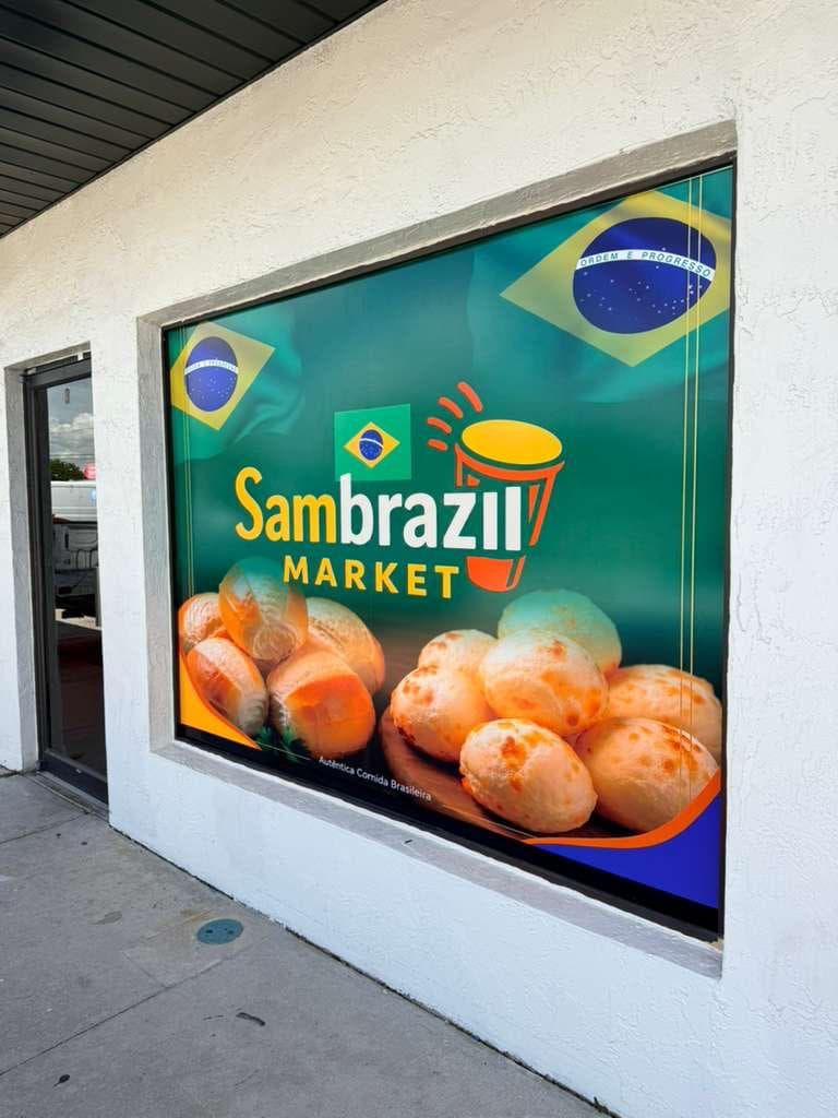 Vitrine do Sambrazil com pão francês e pão de queijo