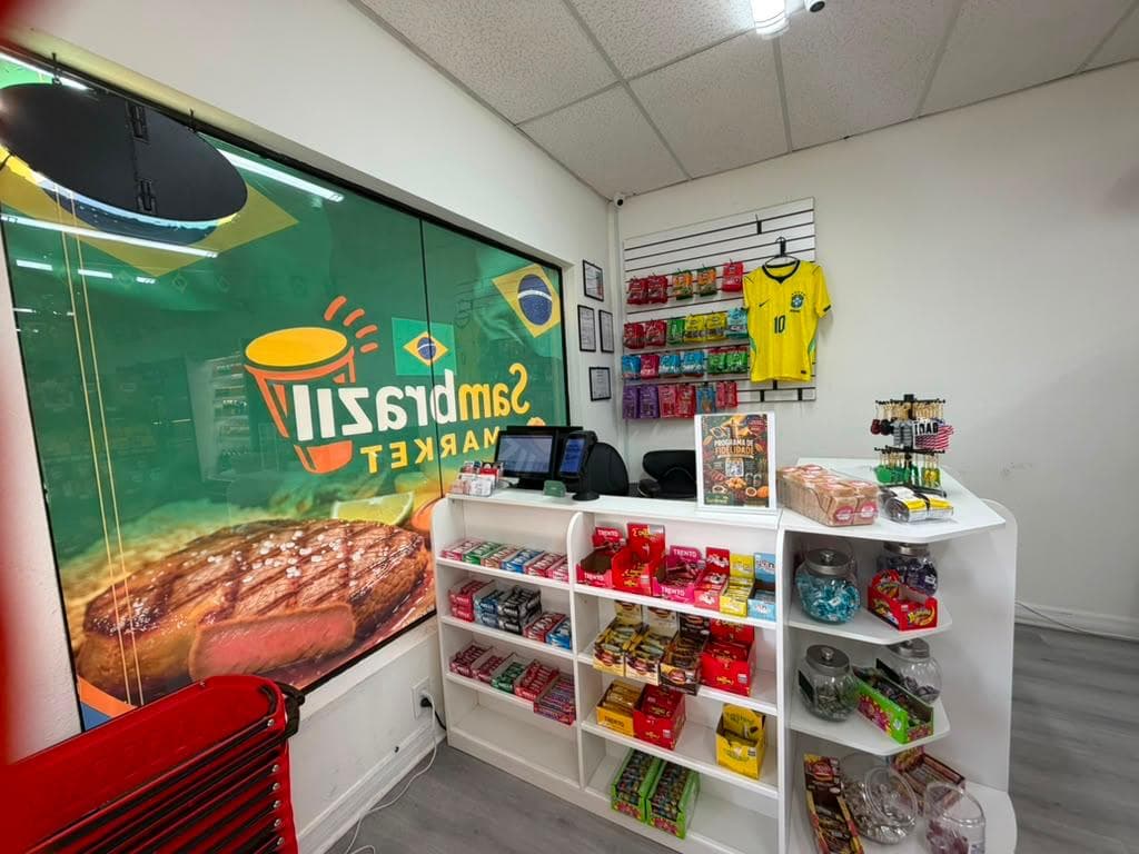 Área de atendimento do mercado decorada com as cores e a camisa do Brasil